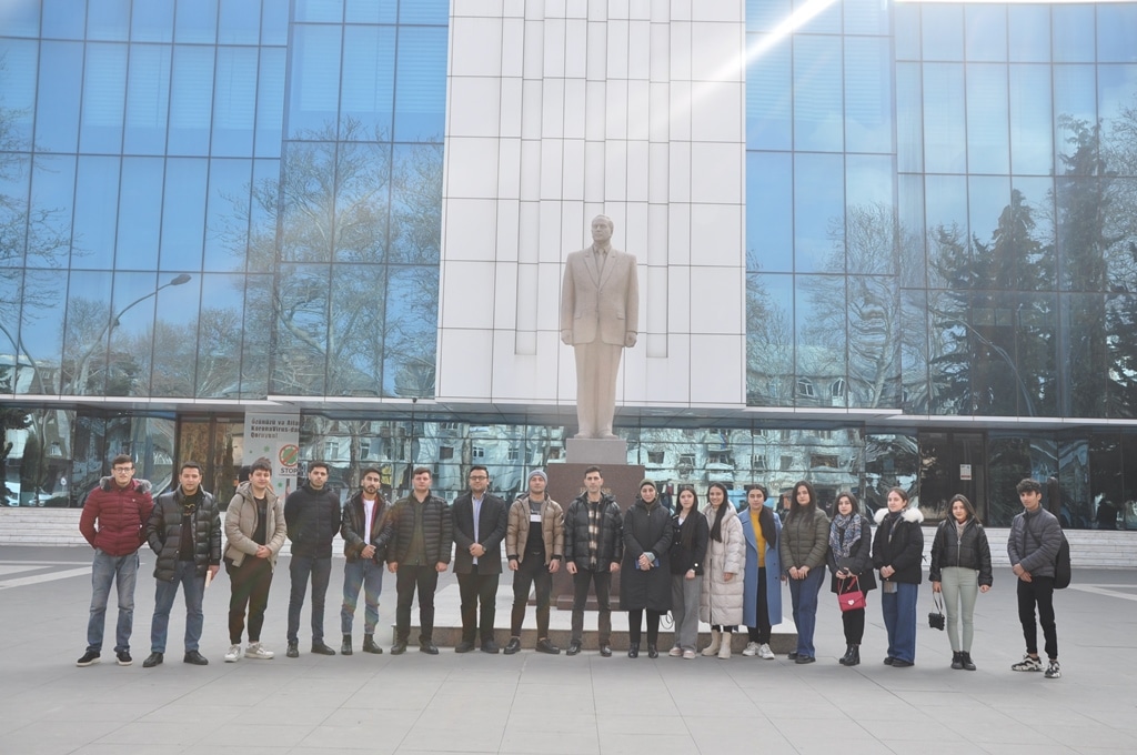Mingəçevir Dövlət Universitetinin tələbələri Heydər Əliyev Mərkəzinə ekskursiya ediblər