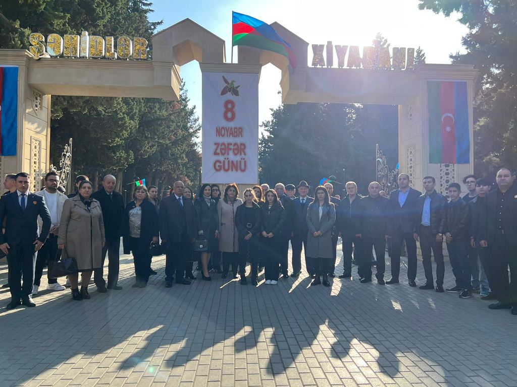 MDU kollektivi Zəfər Günü münasibətilə Şəhidlər Xiyabanını ziyarət edib