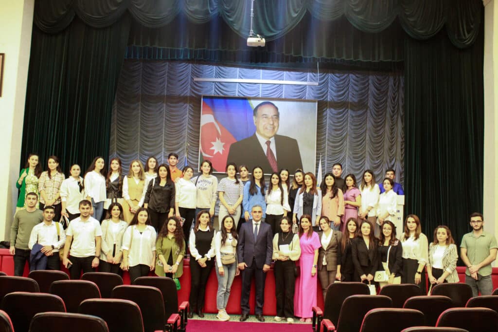 MDU-da birinci kurs magistrantlarla görüş keçirilib