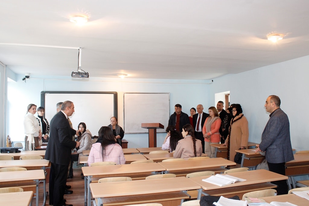 Bir qrup valideyn MDU-da keçirilən imtahanları müşahidə edib