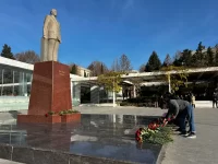 Mingəçevir Dövlət Universitetinin akademik və inzibati heyəti və tələbələr Ümummilli lider Heydər Əliyevin anım günü münasibətilə abidəsi önünə gül dəstələri qoyaraq, onun xatirəsini ehtiramla yad ediblər