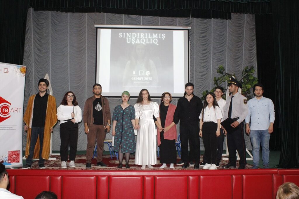 Mingəçevir Dövlət Universitetində “Sındırılmış Uşaqlıq” tamaşası nümayiş olunub