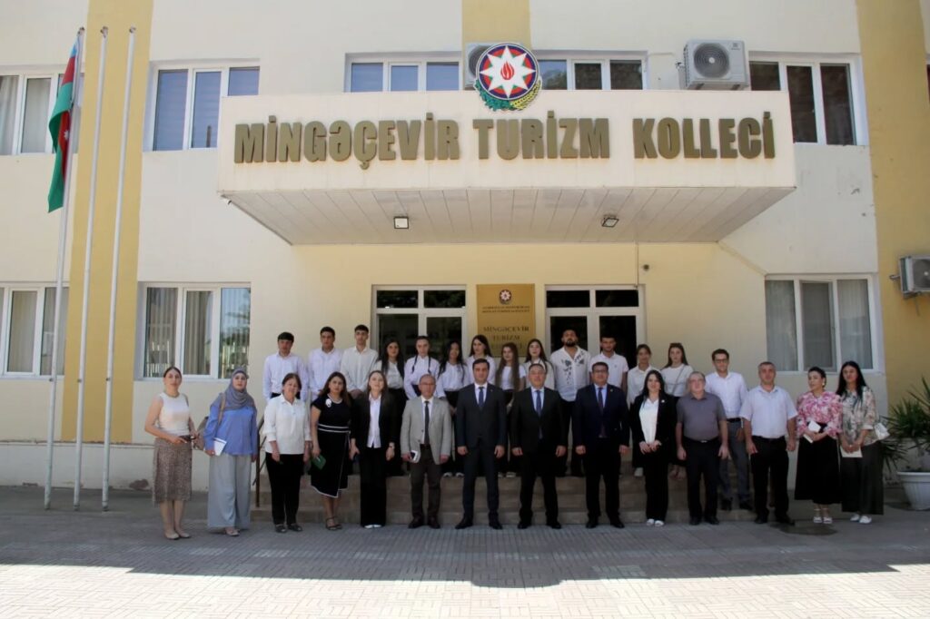 Mingəçevir Dövlət Universitetinin rektoru Anar Eminov Mingəçevir Turizm Kollecinin akademik-inzibati heyəti ilə görüşüb