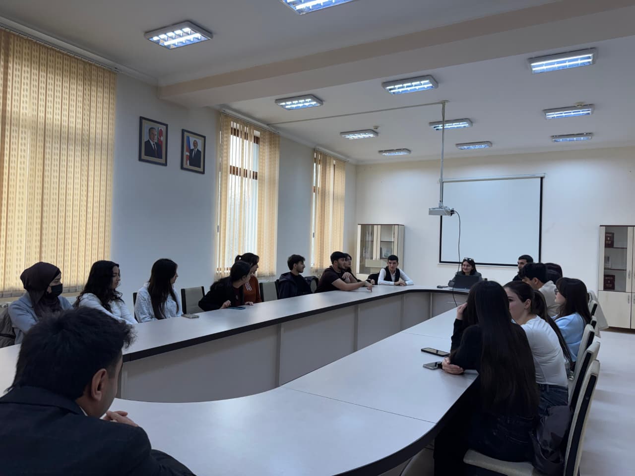 Mingəçevir Dövlət Universitetinin tələbələri 8 Mart – Beynəlxalq Qadınlar Günü münasibətilə kitab müzakirəsi keçiriblər